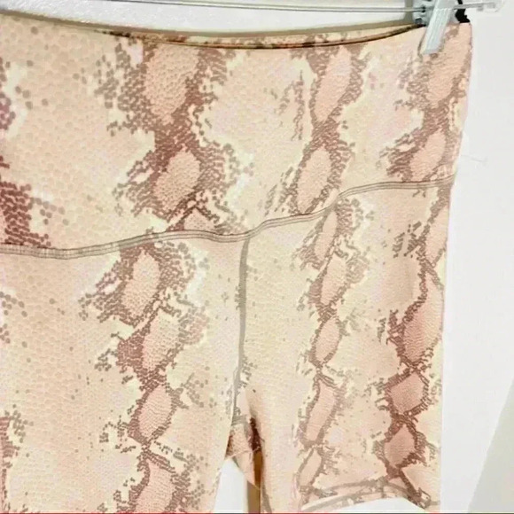 NWT Varley Albury Bike Shorts in Champagne Snake - Picture 4 of 7